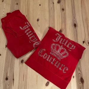 Rött juicy set - Intressekoll❤️på mitt ass snygga röda juicy set me diamanter på längst benet och på ryggen. Den är i storlek M men sitter som S❤️obs en av back fickorna går ej att knäppa 