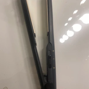 Plattång - En plattång som jag haft ungefär 3 mån då jag köp en ny och den inte kommer till användning längre, super bra i är i helt nytt skick. Nypris:499 