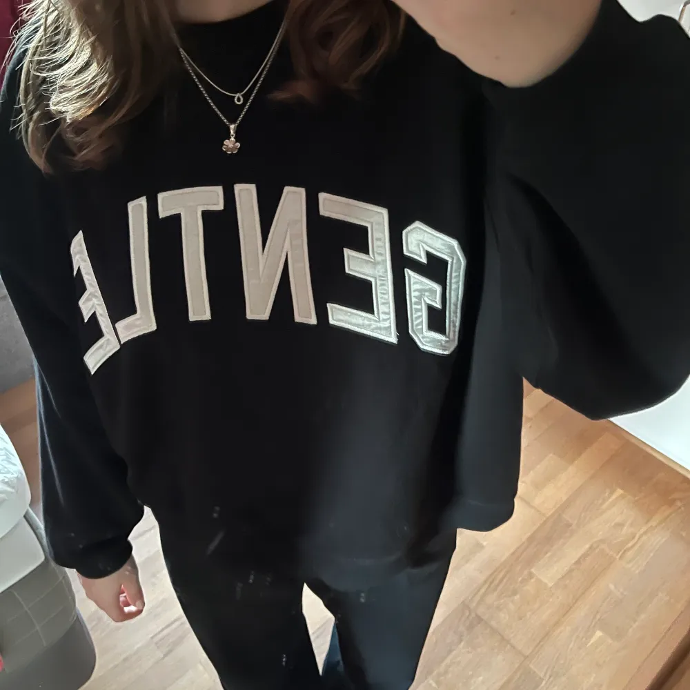 En fin sweatshirt från Weekday som aldrig är använd. Den är i fint skick. Köparen står för frakten:). Hoodies.