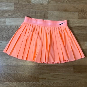 Nike kjol! - Nike kjol med seamless undershorts! Skönt och stretchigt material. Knappt använd