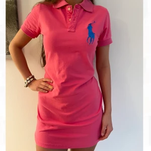 ralph lauren klänning i storlek xs - Ralph Luren klänning i storlek xs. Söt kläning i använt men bra skick. Inga synliga defekter.❣️skriv för mer frågor!