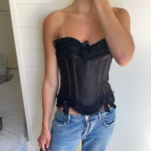 Korsett - Gaaalet snygg korsett som är det perfekta festplagget! Toppenskick! Säljer pga garderobssrensning Har hake i sidan och knytning i ryggen så storleken är väldigt justerbar