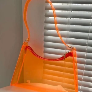 Genomskinlig neon väska - Säljer denna genomskinlig väska på nytt för att någon tryckte på köp nu! Nypris 52kr säljer för 30kr! Kom för flera bilder osv! TRYCK INTE PÅ KÖP NU! Köparen betalar för frakten!