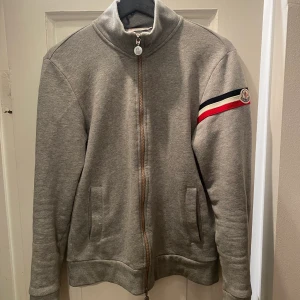Moncler Maglia kofta - En fin moncler kofta som självklart är äkta. Moncler Maglia kofta, med zip. Skick är 8,5/10 alltså väldigt fint. Den är i storlek S. Vid frågor om pris eller fler bilder så är det bara att skriva!