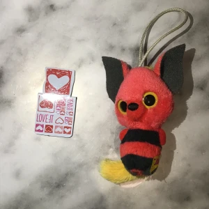 Ett supergulligt kitt !! 😭(bokmärke & rare gosedjur) - FRAKT: 15kr   -rare mini gosedjur och ett oanvänt bokmärke! 