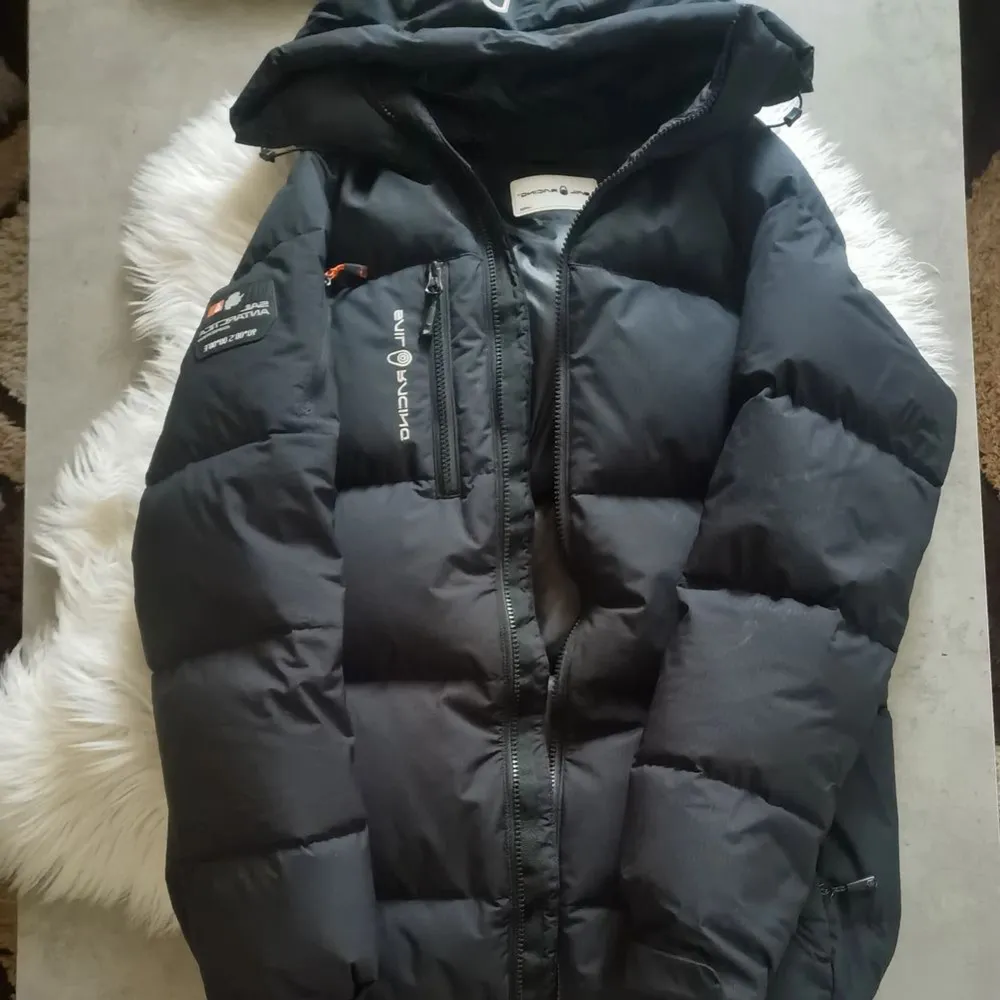 (Lånad bild) Säljer denna jackan, för att den inte är min stil längre. Haft den under en vinter, så den är precis som ny. Är i storlek S men passar mig som är en xs❤️Prisey diskuteras vid snabb affär❤️. Jackor.