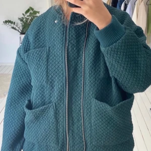 Jacka  - Säljer denna oversized gröna jackan från Carin Wester!💘Jackan är i fint skick! Bilderna är lånade, skriv om ni vill ha egna🌟 Köpare står för frakt! 