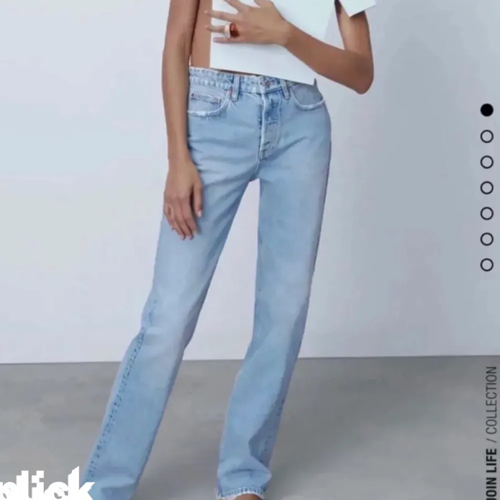 Säljer dessa snygga jeans från zara i storlek 36. De är i bra skick, kom privat för fler bilder samt frågor❤️färgen stämmer in mer på den andra bilden ! . Jeans & Byxor.