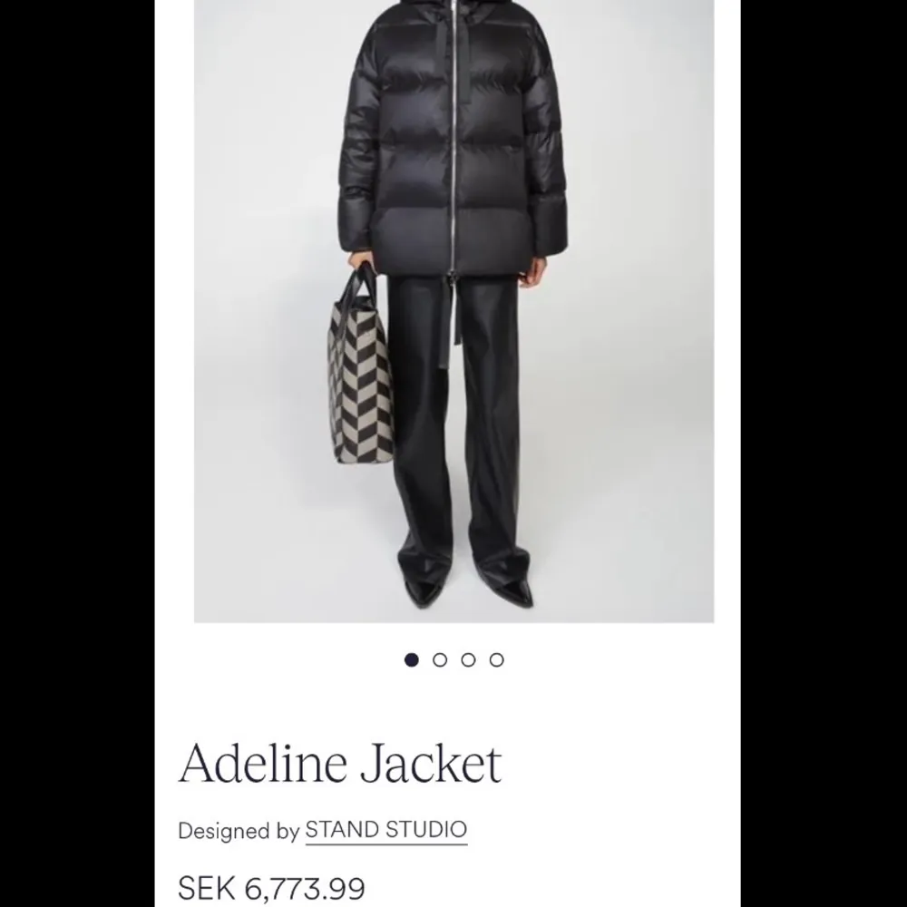 säljer denna Stand studio jacka som är använd typ 5 gånger i Storlek 34💗 men är oversize så passar även till 36 och 38!! . Takit.