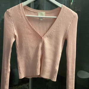 Ljusrosa Topp/kofta från H&M  - Gullig ljusrosa topp som jag tröttnat på, bra skick och inga defekter💕⚡️storlek xs! 