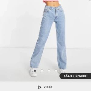 Jeans - Blåa jeans från asos i storlek 40. Bra i längd för mig som är 172. Säljer pågrund av att dom är försmå .