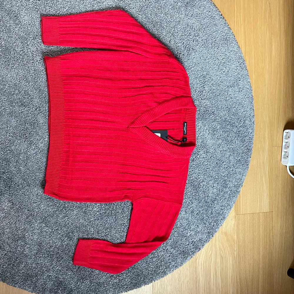Jättefin röd tröja från Brave Soul. litw kortare i modell, men inte helt croppad. Helt ny!. Stickat.