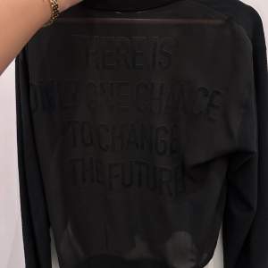 Super cool tröja från Guess där det står ”There is only one chance to change the future” på ryggen. Strl L men sitter mer som en S💕 Säljer för 200kr inkl frakt (59kr)