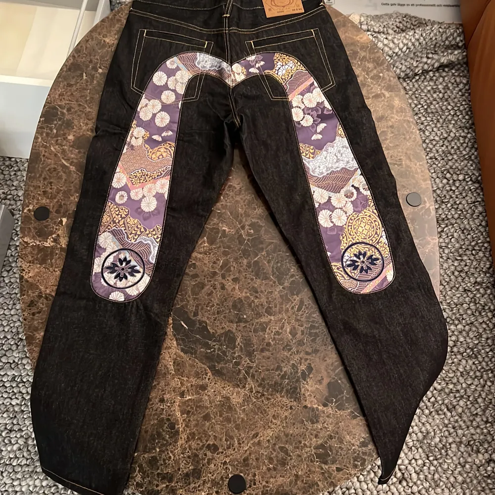 Säljer mina två par evisu jeans KOPIOR som är helt nya, säljer båda för 800kr! Kan skicka byxorna men köparen kommer att behöva stå för frakten .. Jeans & Byxor.