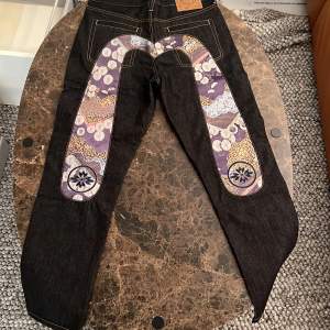Säljer mina två par evisu jeans KOPIOR som är helt nya, säljer båda för 800kr! Kan skicka byxorna men köparen kommer att behöva stå för frakten .