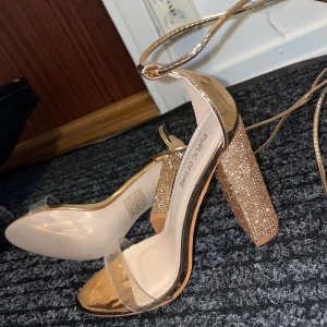 Klackar - Storlek 36,5 fast går det bra om du har 37