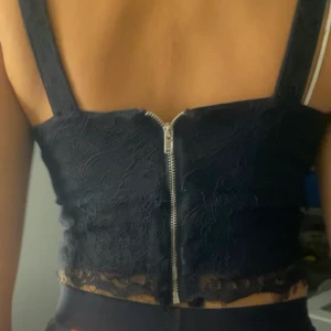  Fest topp  - En jättefin topp använt typ två gånger knappt passar jättebra med svarta byxor jättefin och jätte enkel ( köparen står för frakt)💕