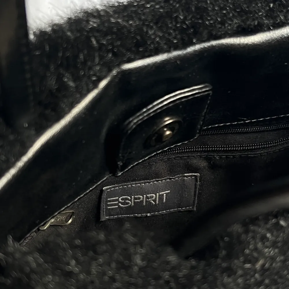 En svart Esprit väska ◼️. Väskor.