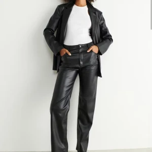 Skinnbyxor i stl 36/34 - Säljer ett par skinnbyxor i stl 36 men passar även 34