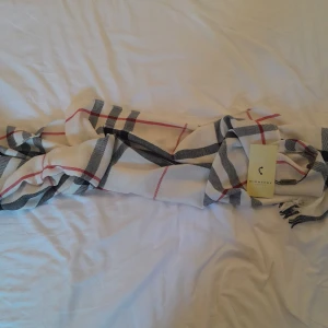 Halsduk helt ny - Säljer min nya halsduk billigt 