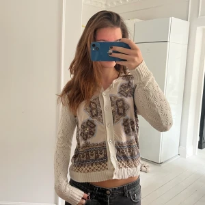 Kofta!! - Så cool kofta superfin med mönstret i fram och broderade tyget på armarna💕 