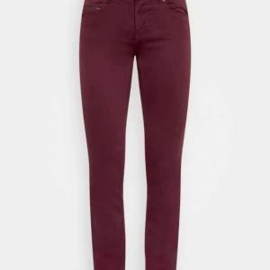 Vin röda jeans  - En likande vinröda jeans, är ej hemma just nu men försökte så gott jag kan hitta liknanden jeans, skriv privat om Nike intresserade eller har frågor 💗