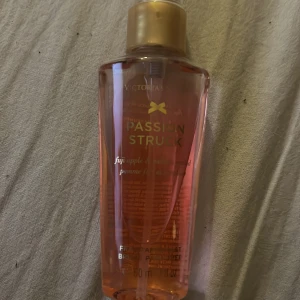 Body mist  - Victoria,s secret, passion struck 60 ml. Lite använd så skulle uppskatta att de är över 50 ml kvar ungefär. 