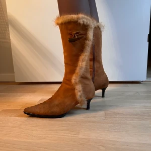 Vintage mocka klackar - Lite smutsiga på framsidan men går att tvätta bort. Päls på insidan så väldigt varma. 