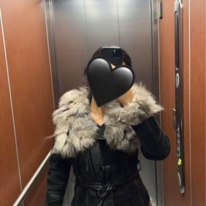 Päls mocka jacka - En svart skinn/mocka jacka med päls i storlek XS. Passar bra till hösten samt vintern, jackan har ett svart skinnbälte som formar midjan väldigt fint😊