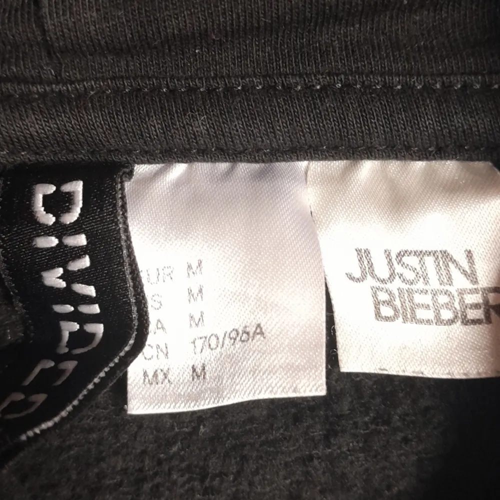 Det är en magtröja hoodie som är från hm i storlek M. Det är en kollab med Justin bieber. I färgen svart vit och orange.. Tröjor & Koftor.