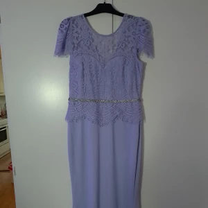Lila klänning - Helt ny City Godess i lila Storlek 40