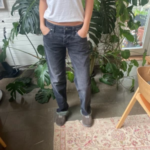 Free People Jeans ”Shelby” Low  - Säljer dessa jeansen i en grå tvätt från som inte blev rätt för mig. De är aldrig använda och prislappen sitter kvar. Jag är 180 och modellen är low-rise. Storleken är W30 och passar mig som brukar ha 36/38🙌innebendslängd: ca 83 cm. köparen står för frakt