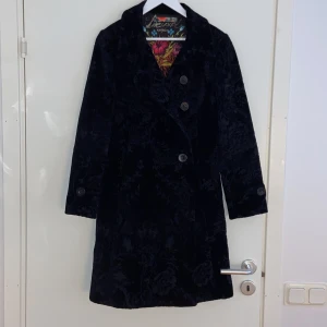 Desigual Kappa - En mycket fin kappa från Desigual i bra skick. Formsydd i modellen vilket ger ett välklätt intryck med sin tidlösa design. Ett unikt mönster som passar till allt.