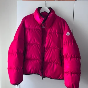 Moncler jacka - Moncler down puffer jacket. Jättefint skick, ser nästan oanvänd ut. Nypris 12000 kr. Köpare står för frakt! ❤️