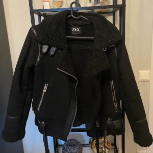 Zara jacka!  - En superfin zara jacka som knappt är använd. Den är i mocka och köptes för 850kr. Inga defekter alls! Kom privat för egna bilder ❤️