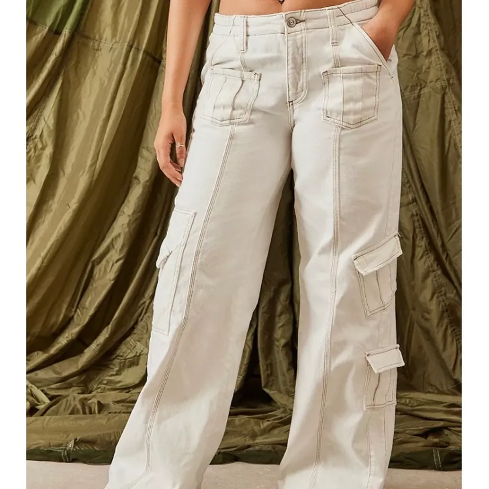 Helt oanvända cargo jeans från Urban outfitters. Frakt tillkommer!. Jeans & Byxor.
