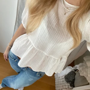 Söt topp - Säljer denna söta topp ifrån hm eftersom den tyvärr inte kommer till användning💞storlek xs men passar s&m