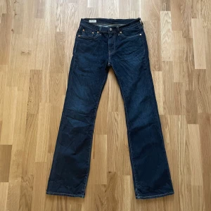 Levis 527 (Bootcut) mörkblå 29/32 - Säljer mina Levis 527 storlek 29/32 tts, perfekt Bootcut/ flare. Mörk blåa med ytterst lite fade. 