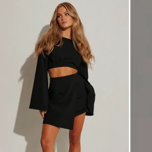 Set - Hanna Schönberg X Na-kd  - Supersnygg set från Hanna Schönberg X Na-kd. Nypris tillsammans 798kr. Lite använt så i fint skick.  Kan fraktas! 🍁🤩🤛🏼  150kr