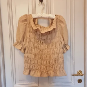 H&M blus  - Perfekt närsom och snygg. Knappt andvänd och läcker till nu på hösten . 