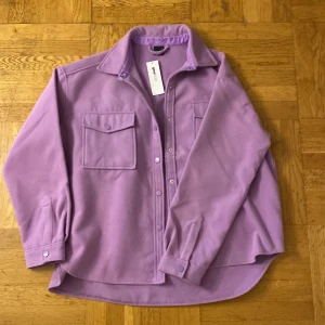 Lila jacka - Helt oanvänd. Nypris: 600 kr!💜