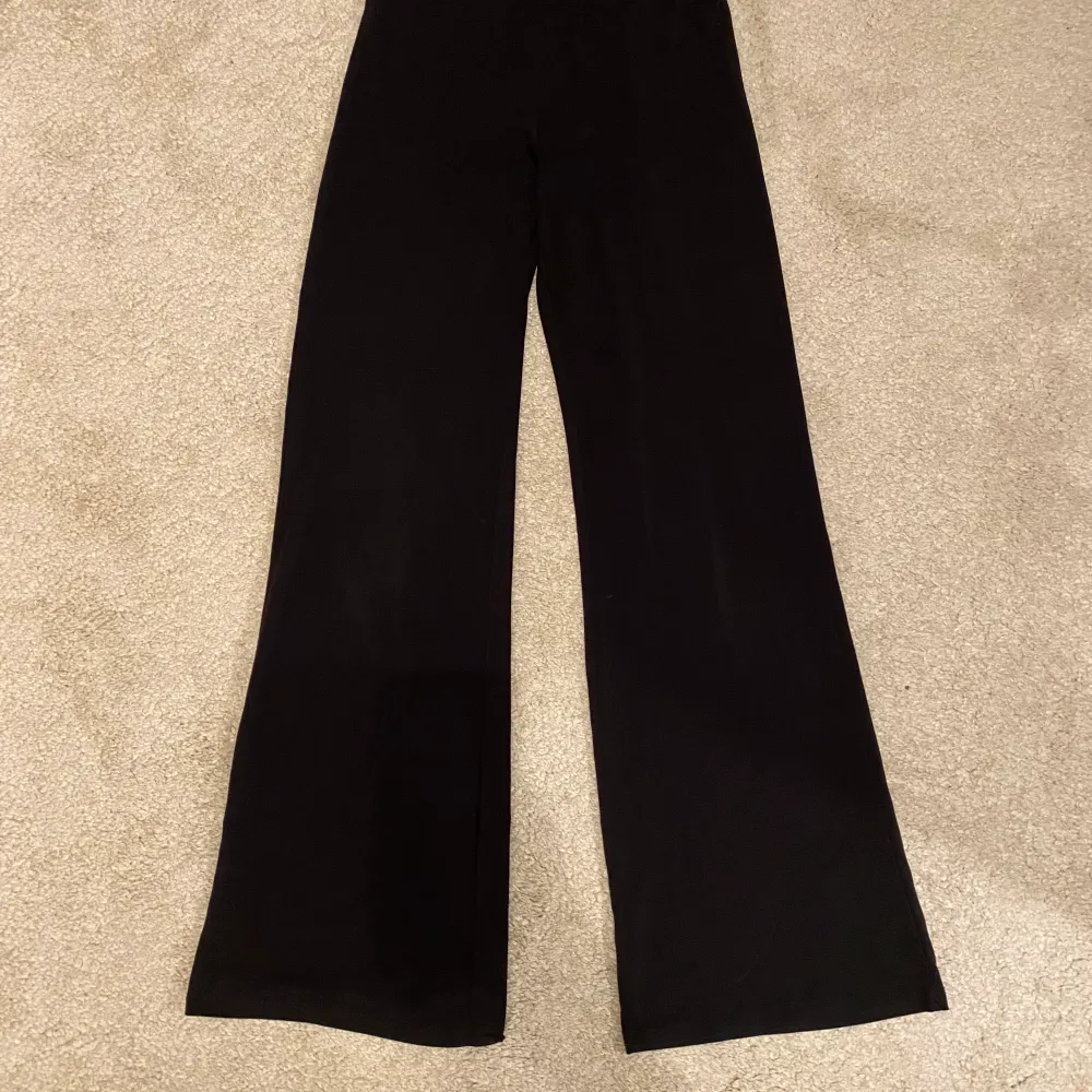 Ett år svarta långa byxor från GinaTricot i silkes imitation. Passar perfekt till både vardags då de är väldigt bekväma och till festligheter då de är lätta att styla upp. . Jeans & Byxor.