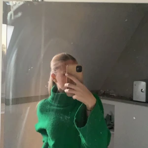 Grön stickad tröja - jätte fin grön stickad tröja från Zara. Väldigt lite använd. Storlek M men passar Xs-M skulle jag säga Tjock och varm till vintern😊