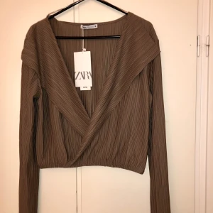 Zara top M (med tag 🏷 på)  - Ljus brun top  Storlek M  Från Zara  Ordinarie pris 259kr   