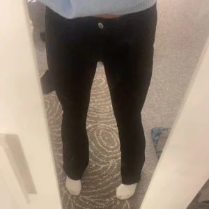 Svarta lågmidjade jeans  - Använd ett fåtal gånger och säljer för de aldrig kommer till användning. Ett par riktigt snygga lågmidjade jeans. Kan sänk priset lite så skrev privat.