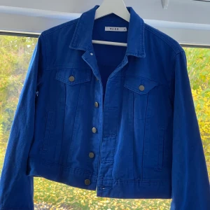 Blå jeansjacka - Säljer denna då den aldrig kommit till användning. Köpt på NA-KD. Köparen står för frakt. Köp sker via chatt!