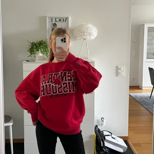 Tröja med tryck - En röd sweatshirt men tryck på båda sidorna!!☺️☺️ storlek M men passar många!