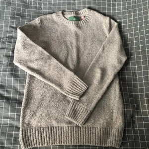 Grå stickad tröja - Grå stickad tröja, skriv för mer info.