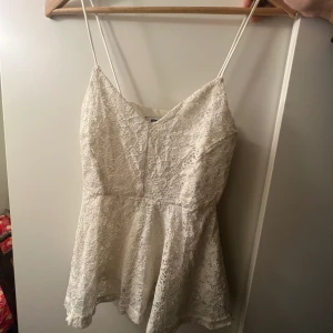 Gulligt linne - Vitt linne i blommig spets från gina tricot, använt 2 gånger❤️ 