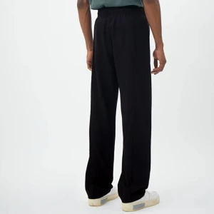 Weekday byxor - Säljer två par Ken Jersey byxor från weekday i small. Använda en gång. Köpte i medium som passar mig bättre. Har ett par i svart och en av de blå. 250 kr styc  https://www.weekday.com/en_sek/men/trousers/product.ken-jersey-trackpants-black.1128920001.html